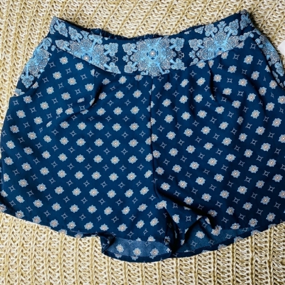 Charlotte Russe Shorts Blue Medallion Print Size Medium Flat Front Pockets EUC